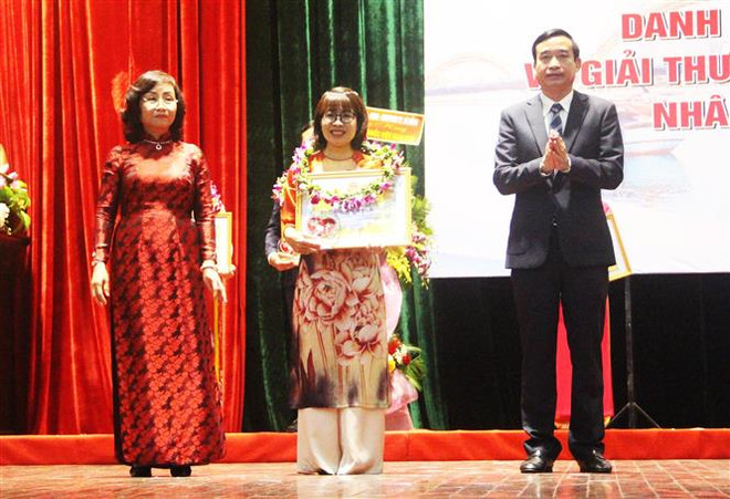 Đà Nẵng vinh danh 20 y, bác sỹ tại giải 'Tỏa sáng blouse trắng' ảnh 1