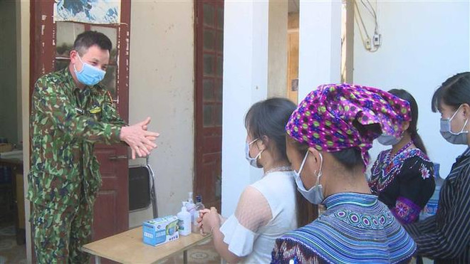 Người thầy thuốc quân hàm xanh ở Si Ma Cai được dân bản yêu mến ảnh 2