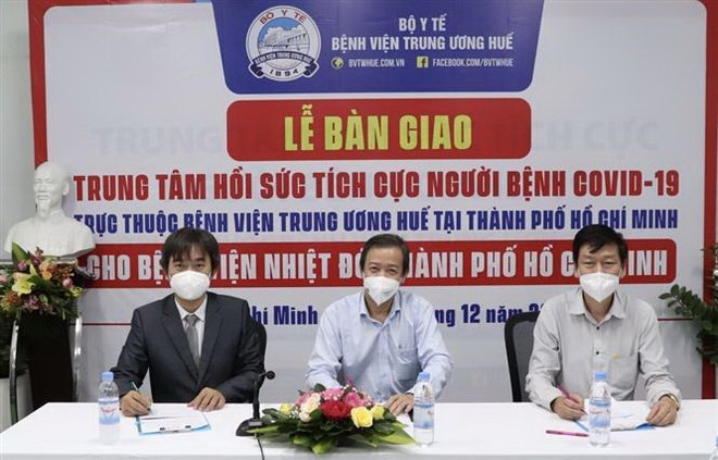 Bàn giao Trung tâm hồi sức tích cực người bệnh COVID-19 cho TP.HCM ảnh 1