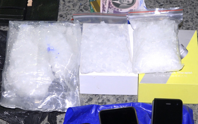 Cà Mau: Bắt quả tang hai đối tượng vận chuyển hơn 1kg ma túy ảnh 1