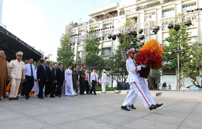 Lãnh đạo TP Hồ Chí Minh dâng hương, dâng hoa tưởng niệm Bác Hồ ảnh 1