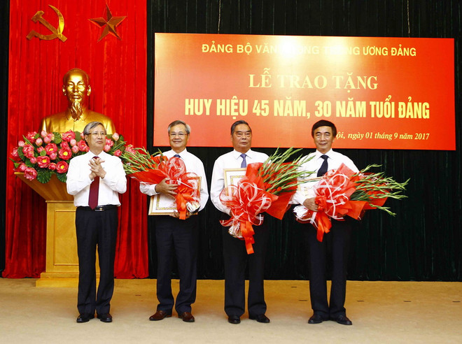 Trao tăng huy hiệu 45 năm, 30 năm tuổi Đảng cho một số đảng viên ảnh 1