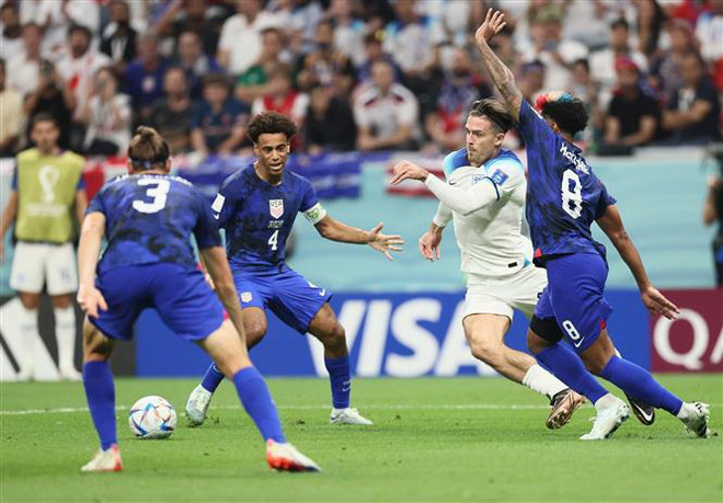 Pha tranh bóng quyết liệt giữa tiền vệ Anh Jack Grealish (thứ 2, phải) với các tuyển thủ Mỹ. (Ảnh: THX/TTXVN) World Cup 2022: Tấn công nhạt nhòa, đội tuyển Anh chia điểm với Mỹ ảnh 1