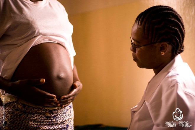 Khai mạc triển lãm ảnh “Cứu từng phụ nữ, Cứu từng đứa trẻ” ảnh 1