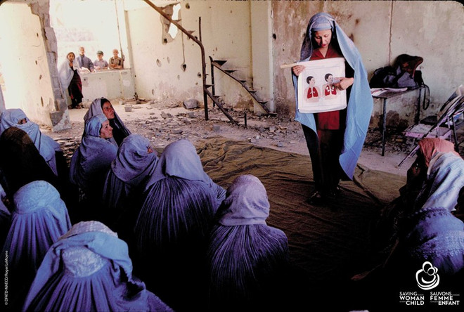 Khai mạc triển lãm ảnh “Cứu từng phụ nữ, Cứu từng đứa trẻ” ảnh 2