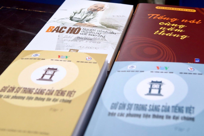 Các tác phẩm mới được ra mắt. (Ảnh: Minh Quyết/TTXVN) Ra mắt cuốn sách 'Bác Hồ - Người có nhiều duyên nợ với báo chí' ảnh 2
