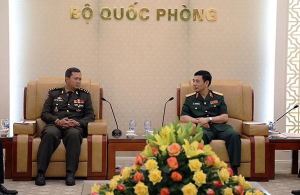 Thượng tướng Phan Văn Giang, Tổng Tham mưu trưởng Quân đội nhân dân Việt Nam, Thứ trưởng Bộ Quốc phòng tiếp Đại tướng Hun Manet, Phó Tổng Tư lệnh kiêm Tư lệnh Lục quân Quân đội Hoàng gia Campuchia. (Nguồn: Bộ Quốc phòng) Hợp tác quốc phòng là một trụ cột của quan hệ Việt Nam-Campuchia ảnh 1
