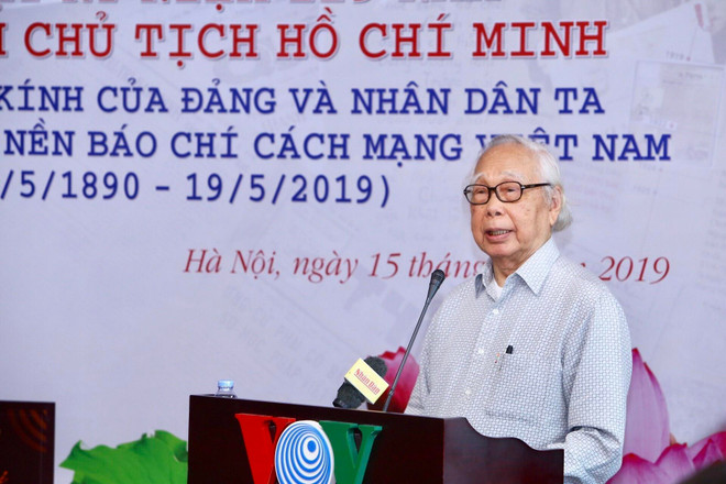 Nhà báo, Nhà văn lão thành Phan Quang, tác giả của cuốn sách 'Bác Hồ - Người có nhiều duyên nợ với báo chí' phát biểu tại Lễ ra mắt. (Ảnh: Minh Quyết/TTXVN) Ra mắt cuốn sách 'Bác Hồ - Người có nhiều duyên nợ với báo chí' ảnh 1