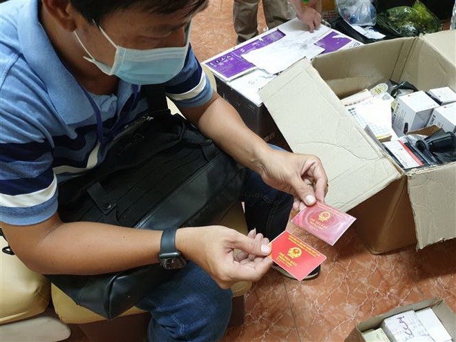 Thủ đoạn tinh vi của đường dây sản xuất giấy tờ giả quy mô lớn ảnh 2