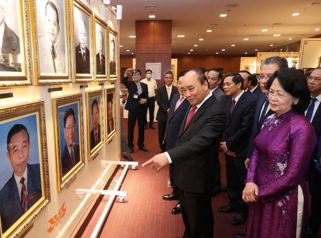 Thủ tướng Nguyễn Xuân Phúc, Phó Chủ tịch nước Đặng Thị Ngọc Thịnh tham quan Nhà Truyền thống, không gian trưng bày tranh các Bộ trưởng Ngoại giao. (Ảnh: Lâm Khánh/TTXVN) Những điểm sáng của ngành ngoại giao Việt Nam trong 75 năm qua ảnh 2