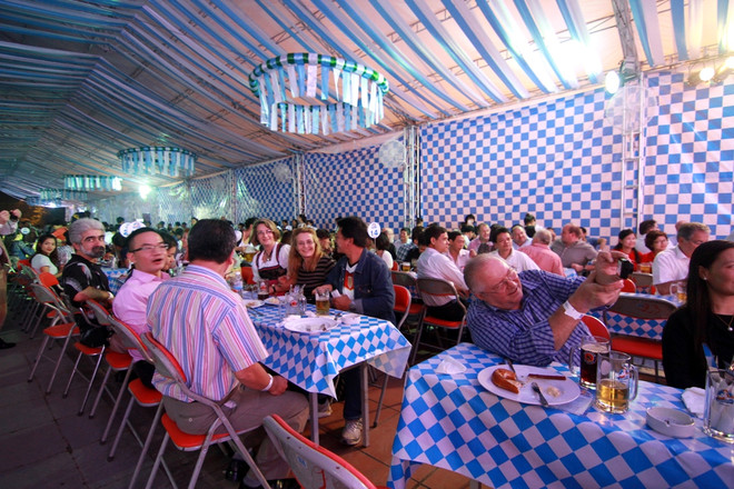 Lễ hội thu hút rất đông khách người nước ngoài. (Ảnh: Xuân Mai/Vietnam+) Oktoberfest 2014 tại Hà Nội: Tưng bừng lễ hội bia tươi và món ăn Đức ảnh 9