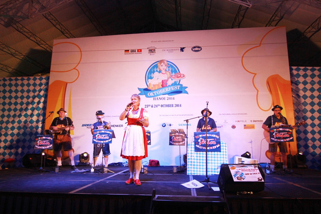 (Ảnh: Xuân Mai/Vietnam+) Oktoberfest 2014 tại Hà Nội: Tưng bừng lễ hội bia tươi và món ăn Đức ảnh 10