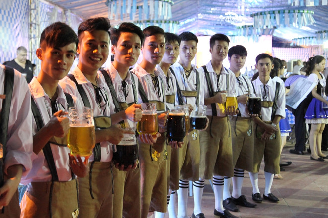 Lễ hội đã sẵn sàng. (Ảnh: JW Marriott) Oktoberfest 2014 tại Hà Nội: Tưng bừng lễ hội bia tươi và món ăn Đức ảnh 1
