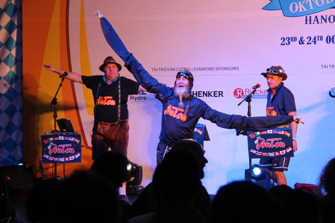 Khuấy động lễ hội. (Ảnh: JW Marriott) Oktoberfest 2014 tại Hà Nội: Tưng bừng lễ hội bia tươi và món ăn Đức ảnh 4