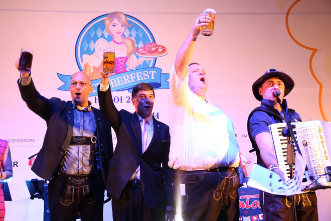 Cùng nâng ly để bắt đầu cuộc vui. (Ảnh: JW Marriott) Oktoberfest 2014 tại Hà Nội: Tưng bừng lễ hội bia tươi và món ăn Đức ảnh 2