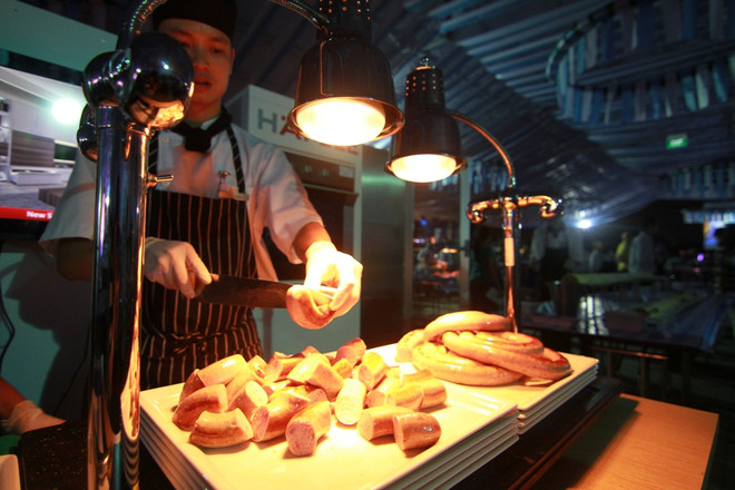 Xúc xích Đức. (Ảnh: Xuân Mai/Vietnam+) Oktoberfest 2014 tại Hà Nội: Tưng bừng lễ hội bia tươi và món ăn Đức ảnh 12