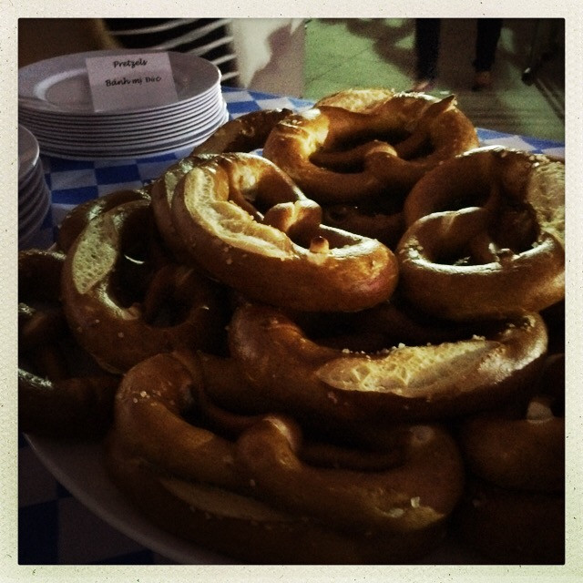 Bánh mì Đức. (Ảnh: Xuân Mai/Vietnam+) Oktoberfest 2014 tại Hà Nội: Tưng bừng lễ hội bia tươi và món ăn Đức ảnh 15