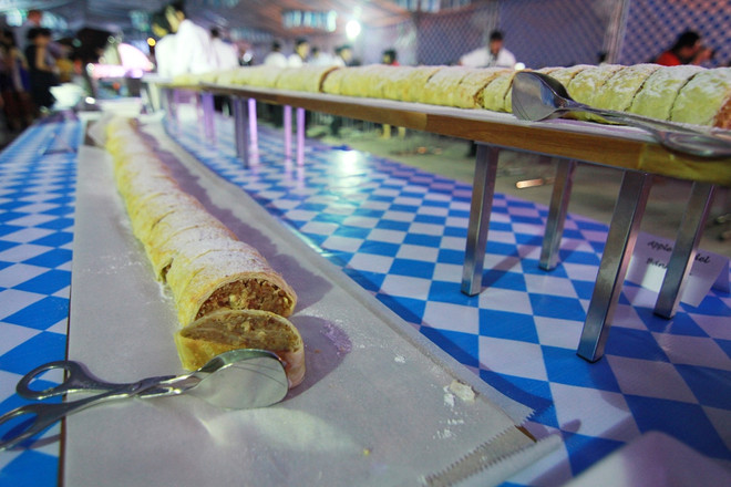 Bánh táo. (Ảnh: Xuân Mai/Vietnam+) Oktoberfest 2014 tại Hà Nội: Tưng bừng lễ hội bia tươi và món ăn Đức ảnh 11