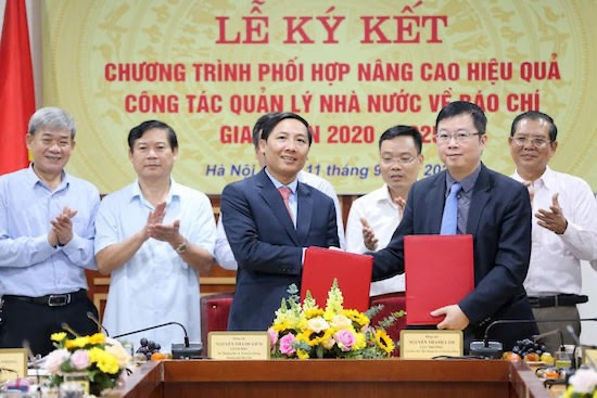 Sở Thông tin và Truyền thông Hà Nội ký kết Chương trình phối hợp với Cục Báo chí về quản lý, thông tin báo chí trên địa bàn thành phố. (Nguồn: Sở Thông tin và Truyền thông Hà Nội) Báo chí góp phần thực hiện hiệu quả 'mục tiêu kép' của Thủ đô ảnh 1