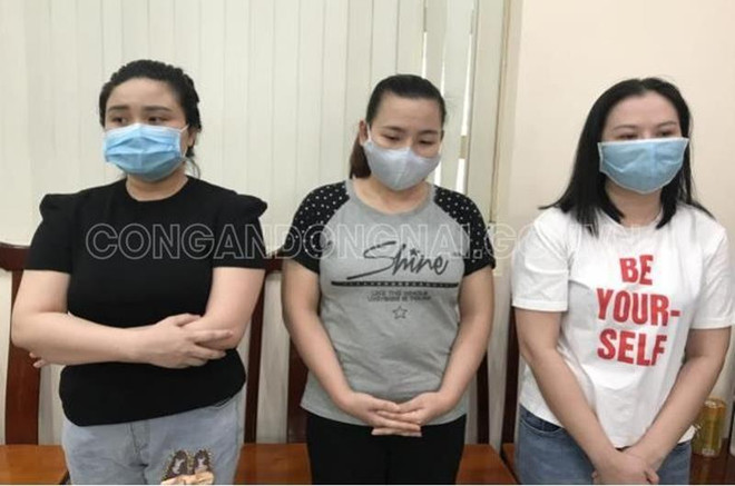 Các đối tượng từ trái qua: Hoàng Thị Kiều Trang; Hoàng Thị Trang và Nguyễn Ngọc Nga. (Nguồn: Công an tỉnh Đồng Nai) Đồng Nai: Triệt phá đường dây làm giả giấy tờ để chiếm đoạt tài sản ảnh 1