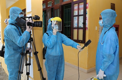 Phóng viên báo chí tác nghiệp, đưa tin về dịch COVID-19. (Nguồn: Sở Thông tin và Truyền thông Hà Nội) Báo chí góp phần thực hiện hiệu quả 'mục tiêu kép' của Thủ đô ảnh 2
