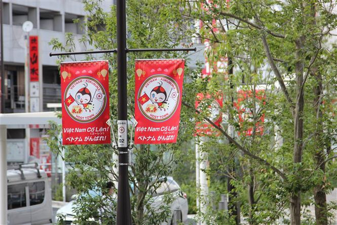 Áp phích cổ động cho đoàn thể thao Việt Nam trước cửa ga trung tâm của Kokubunji. (Ảnh: Đào Thanh Tùng/TTXVN) Số lượng VĐV tham gia Paralympic Tokyo 2020 đông nhất trong lịch sử ảnh 2