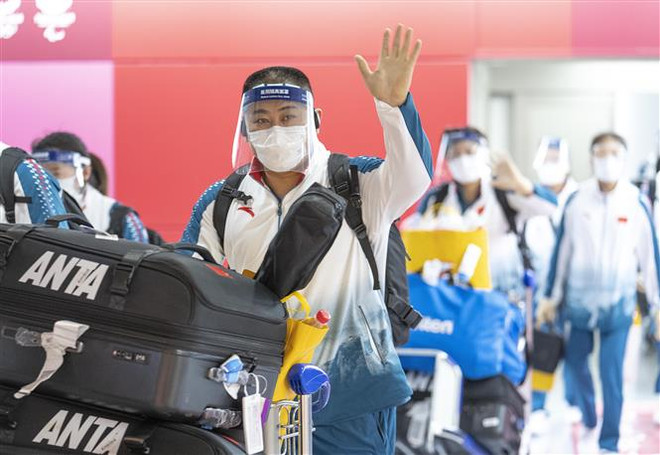 Đoàn thể thao Trung Quốc tới sân bay Narita, Nhật Bản để tham dự Paralympic Tokyo 2020, ngày 22/8/2021. (Ảnh: THX/TTXVN) Paralympic Tokyo 2020: Vươn xa những đôi cánh khát khao và nghị lực ảnh 3