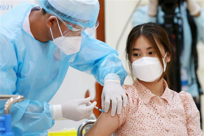 Nhân viên y tế tiêm vaccine phòng COVID-19 cho người dân tại Phnom Penh, Campuchia ngày 1/8/2021. (Ảnh: THX/TTXVN) Campuchia sắp hoàn thành tiêm phòng COVID-19 cho 10 triệu người ảnh 1