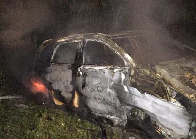 Ôtô đâm vào ống cống ven đường bốc cháy, 3 người thoát chết ảnh 1