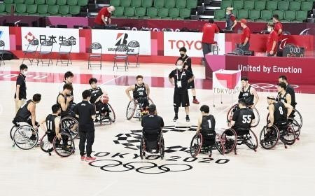 Đội tuyển bóng rổ nam Nhật Bản tập luyện trước thềm Paralympic Tokyo 2020, ngày 22/8/2021. (Ảnh: Kyodo/TTXVN) Paralympic Tokyo 2020: Vươn xa những đôi cánh khát khao và nghị lực ảnh 2