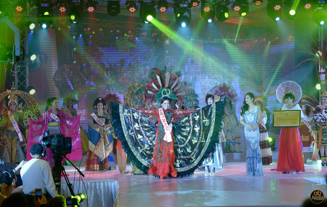 Kelly Trang Trần đạt giải trang phục đẹp nhất Hoa hậu Quý bà thế giới ảnh 2