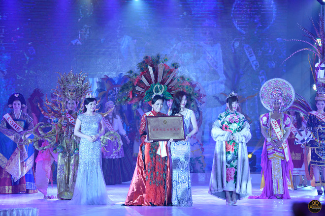 Kelly Trang Trần đạt giải trang phục đẹp nhất Hoa hậu Quý bà thế giới ảnh 1