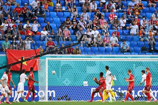 Gặp những người mang cờ đỏ sao vàng vào sân Gazprom Arena ở EURO 2020 ảnh 2