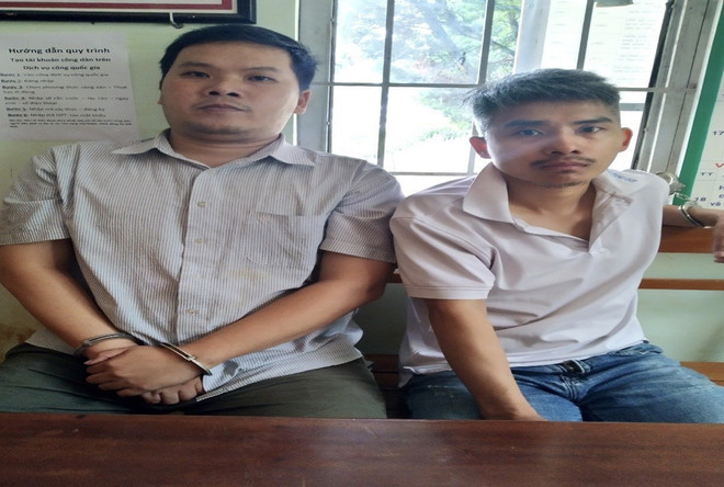 Đối tượng Trần Công Minh (trái) và Võ Gia Quyến. (Ảnh: TTXVN phát) Đồng Nai: Bắt giữ kẻ dàn dựng kịch bản bị bắt cóc để tống tiền mẹ ruột ảnh 1