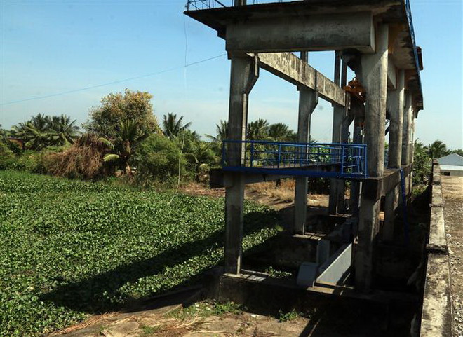 Cống ven biển xã Sơn Bình, huyện Hòn Đất, tỉnh Kiên Giang được đóng để ngăn mặn, giữ ngọt phục vụ sản xuất cho nông dân. (Ảnh: Lê Sen/TTXVN) Ứng phó với xâm nhập mặn, các tỉnh ĐBSCL tranh thủ tích trữ nước ngọt ảnh 1