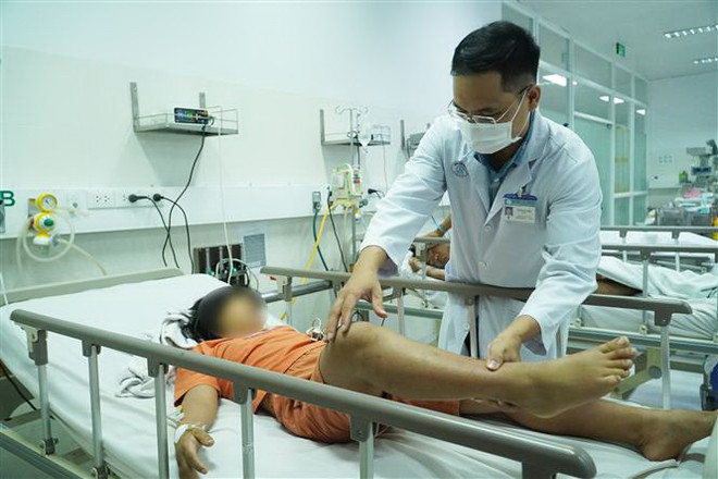 Bác sỹ Bệnh viện Chợ Rẫy thăm khám cho bệnh nhi ngộ độc Botulinum. (Ảnh: TTXVN phát) Vụ ngộ độc Botulinum: Cơ sở chả lụa không có giấy phép hoạt động ảnh 1