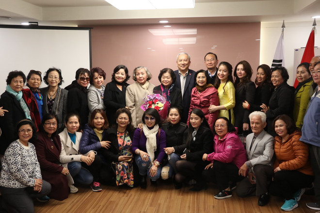 Đoàn Quỹ Học bổng Vừ A Dính gặp đại diện cộng đồng tại Hàn Quốc ảnh 3