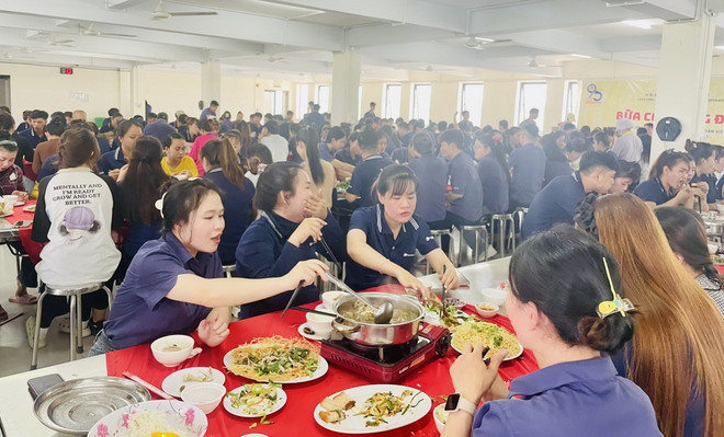 Công nhân, người lao động ở Bình Dương trong một 'bữa cơm công đoàn.' (Ảnh: TTXVN phát) ttxvn_bua com cong doan 2.jpg