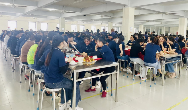 Công nhân, người lao động ở Bình Dương trong một 'bữa cơm công đoàn.' (Ảnh: TTXVN phát) ttxvn_bua com cong doan 3.jpg
