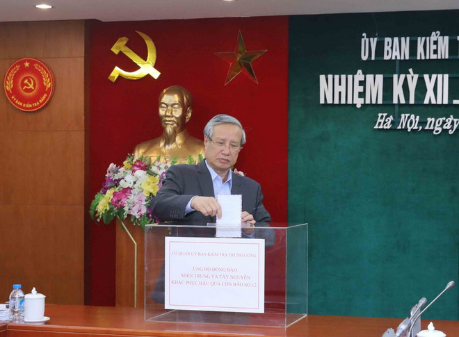 Quyên góp ủng hộ bà con bị thiệt hại nặng nề sau cơn bão số 12 ảnh 1