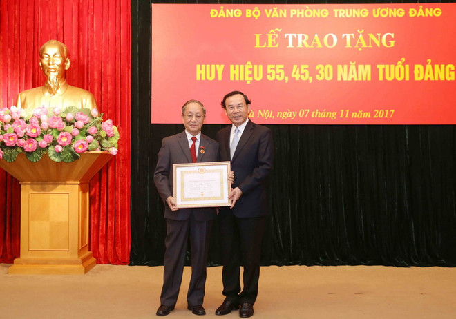 Trao huy hiệu Đảng tặng các đảng viên thuộc Đảng bộ Văn phòng TW ảnh 1