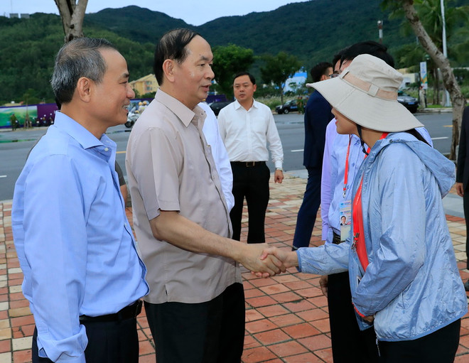 Chủ tịch nước kiểm tra công tác khắc phục hậu quả bão số 12 ảnh 1