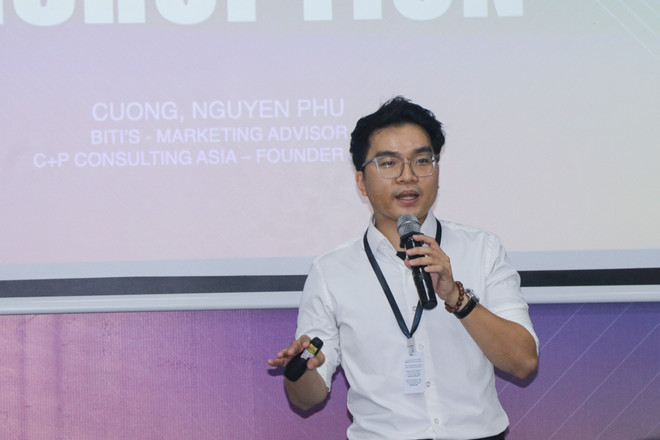 Diễn giả Nguyễn Phú Cường, cố vấn marketing Biti's chia sẻ trong phiên thảo luận 'Chinh phục GenZ'. (Ảnh: Việt Anh/Vietnam+) VSMCamp 2022 chia sẻ bí quyết chinh phục các khách hàng thế hệ Z ảnh 1