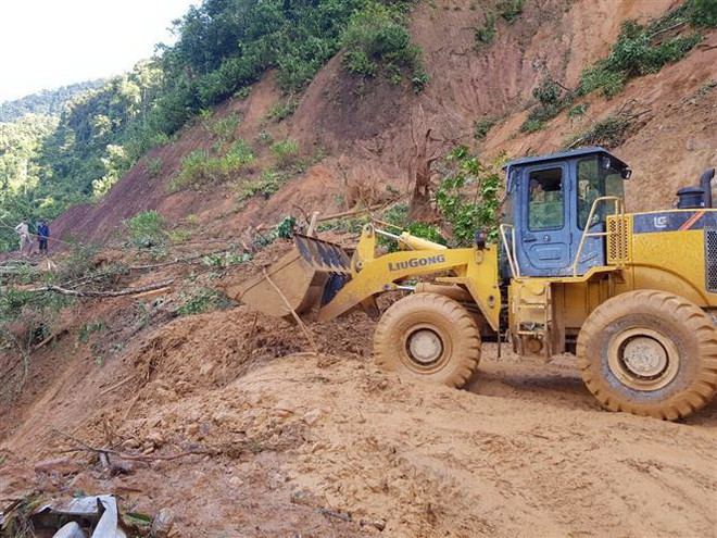 Lực lượng chức năng mở đường vào điểm sạt lở xã Trà Vân, huyện Nam Trà My, tỉnh Quảng Nam. (Ảnh: TTXVN) Thủ tướng chỉ đạo cứu hộ ngay các nạn nhân bị vùi lấp tại Quảng Nam ảnh 1