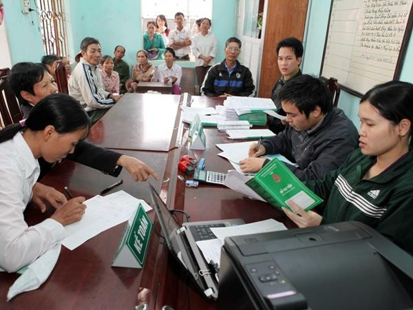 Giao dịch tại Ngân hàng Chính sách Xã hội. (Nguồn: Vietnam+) Khi ý Đảng đi vào lòng dân: Đòn bẩy phát triển kinh tế ở nông thôn ảnh 1