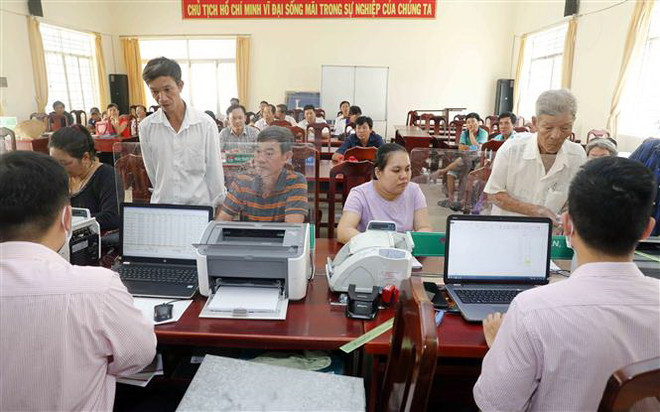 Một buổi giao dịch cho vay vốn chính sách. (Ảnh: Trần Việt/TTXVN) Khi ý Đảng đi vào lòng dân: Để không ai bị bỏ lại phía sau ảnh 2