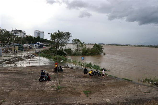 Nước dâng cao ở sông Trà Khúc, đoạn qua thành phố Quảng Ngãi. (Ảnh: Sỹ Thắng/TTXVN) Quảng Ngãi: Giải cứu gần 20 công nhân mắc kẹt giữa dòng sông Trà Khúc ảnh 1