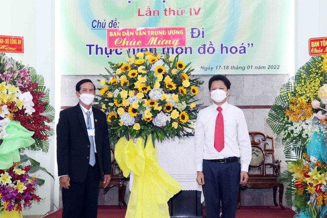 Đai diện Ban Dân vận Trung ương chúc mừng Đại hội đồng lần thứ IV Giáo hội Cơ đốc Phục lâm Việt Nam. (Ảnh: Xuân Khu/TTXVN) Đại hội đồng Giáo hội Cơ đốc Phục lâm Việt Nam lần thứ IV ảnh 1