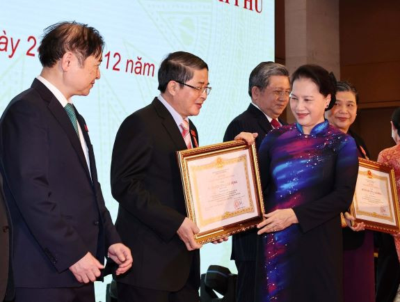 Nhiều cá nhân xuất sắc của Quốc hội được trao Huân chương Lao động ảnh 1