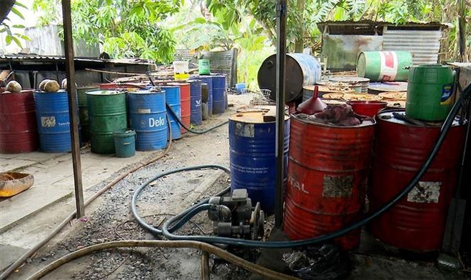 An Giang: Phát hiện cơ sở tái chế nhớt thải trái phép với số lượng lớn ảnh 1